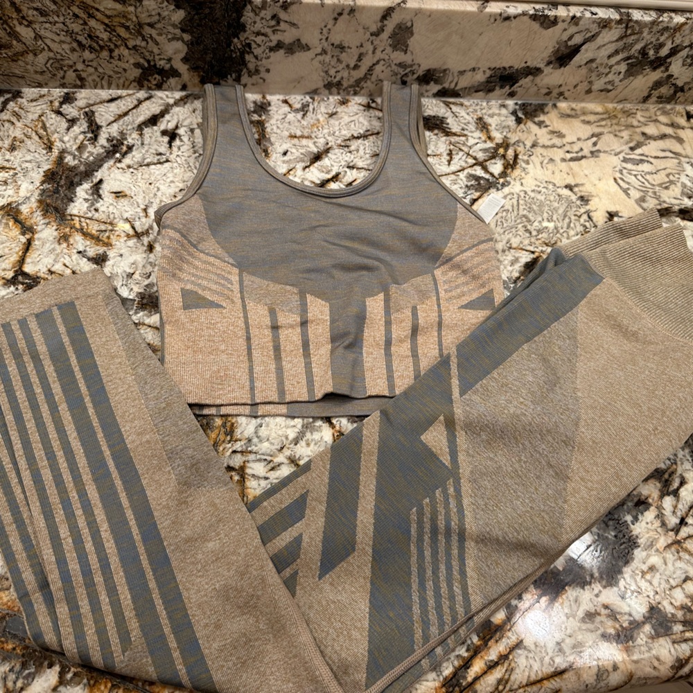 ALO Yoga Gray and Tan Set
